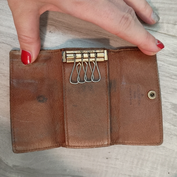 Louis Vuitton Monogram 4 Key Holder Case - Picture 5 of 9